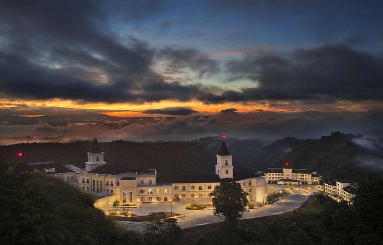 Twin Lakes Hotel